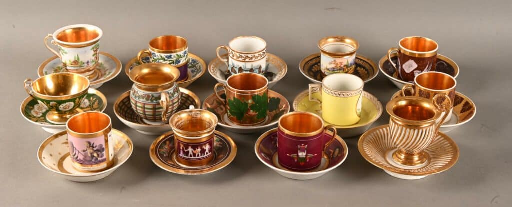 Ensemble de 14 tasses et soustasses en porcelaine
