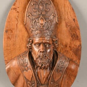 Bois sculpté d'un évêque