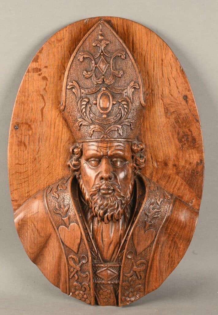 Bois sculpté d'un évêque