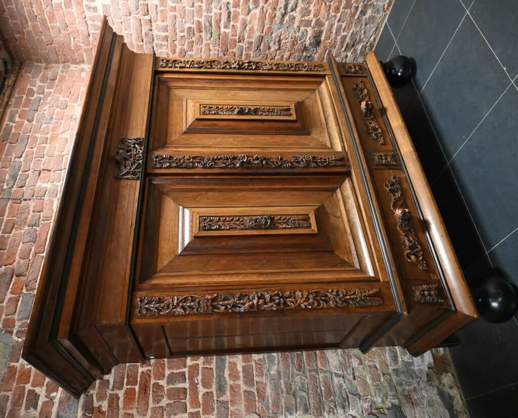 Large armoire hollandaise du 17ème siècle
