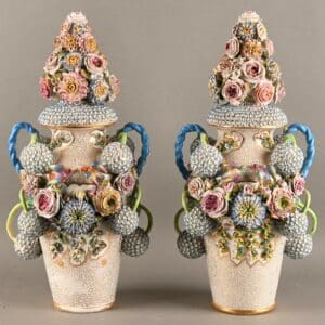 Paire de vases couverts en porcelaine