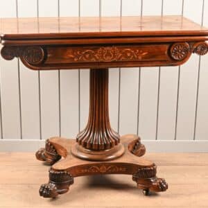 Table à jeux Charles X en palissandre et marqueterie de bois clair.
