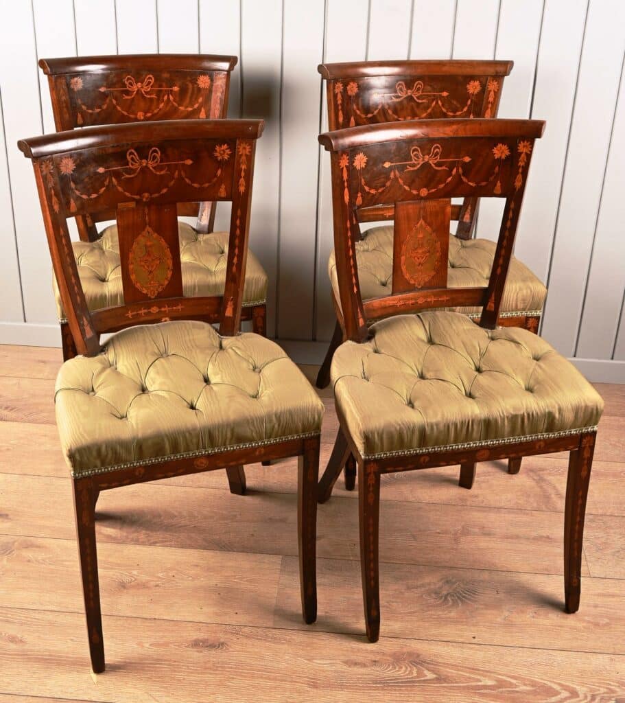 Suite de quatre chaises hollandaises en acajou et marqueterie