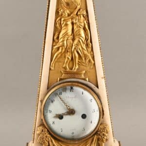 Pendule obélisque d'époque Louis XVI en marbre blanc et bronze doré