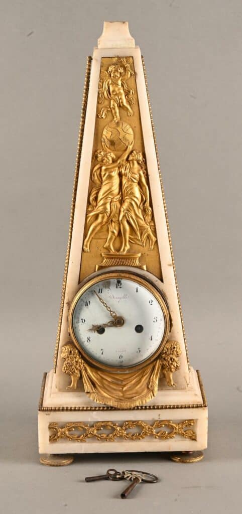 Pendule obélisque d'époque Louis XVI en marbre blanc et bronze doré