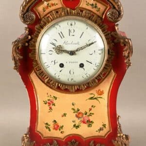 Pendule en bois peint de style Louis XV