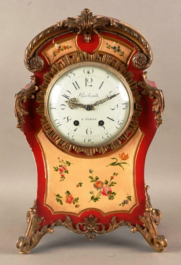 Pendule en bois peint de style Louis XV