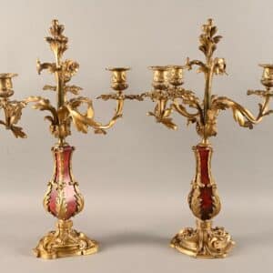 Paire de candélabres en bronze doré et imitation d'écaille rouge