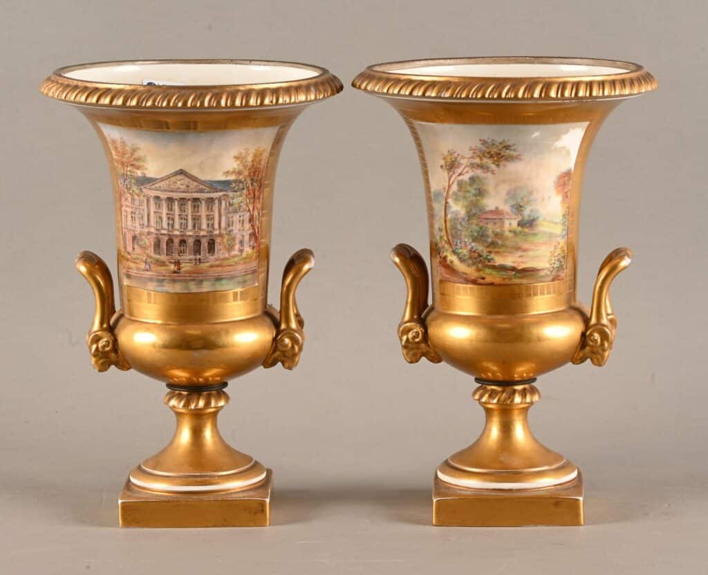 Paire de vases médicis en porcelaine de Bruxelles signée L.C.