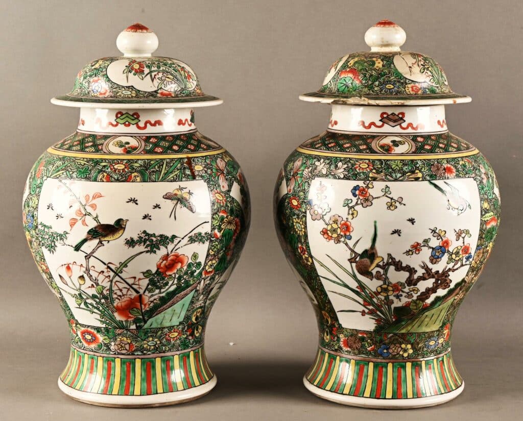 Paire de potiches couvertes en porcelaine de Chine de la famille verte.