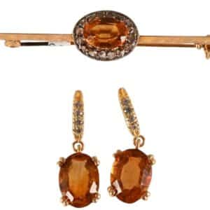 Ensemble boucles d'oreilles et broche en o   r et topaze</div>