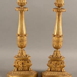 Paire de bougeoirs en bronze doré et ciselé