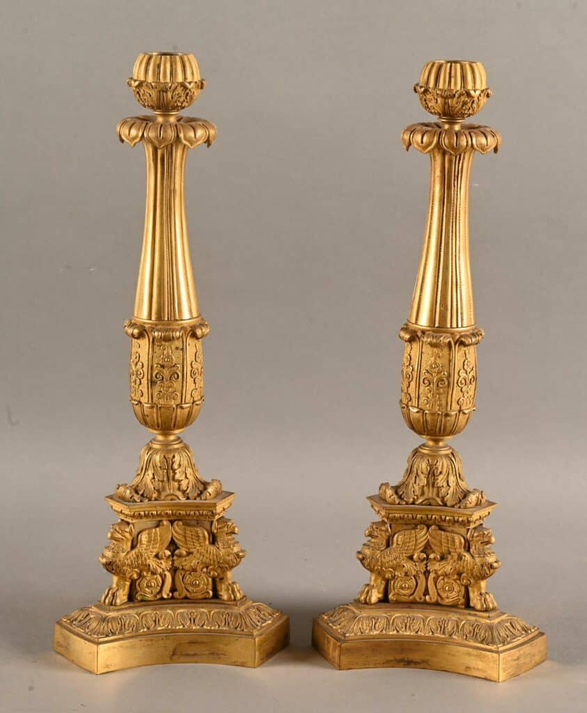 Paire de bougeoirs en bronze doré et ciselé