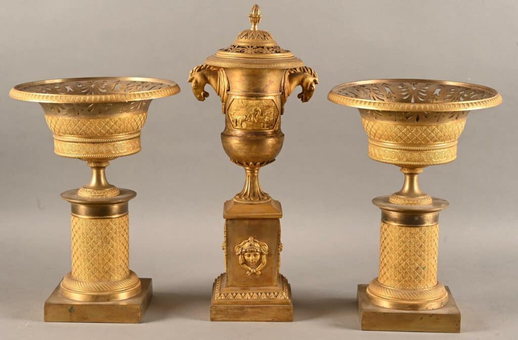 Suite de trois éléments en bronze doré et ciselé d'époque empire.