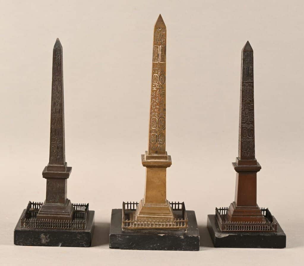 Belle suite de trois obélisques gravés de hiéroglyphes