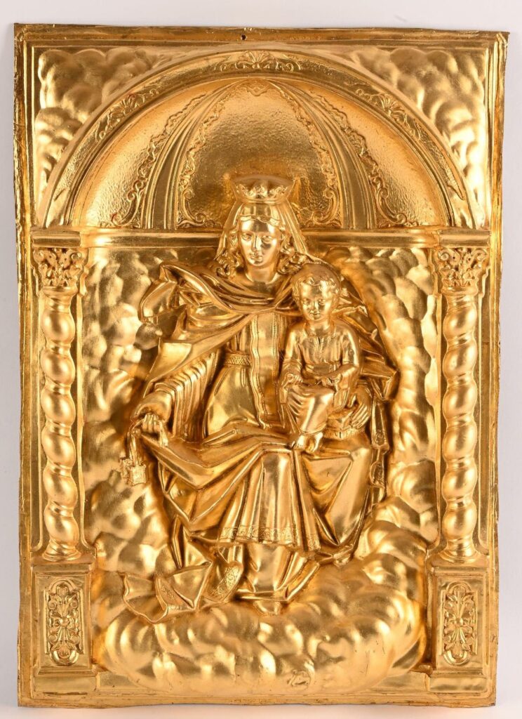" Madone à l'enfant " Plaque en cuivre repoussé doré et ciselé.