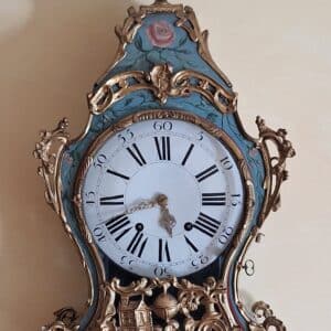 Grand cartel et sa console en bois peint à fond verdâtre