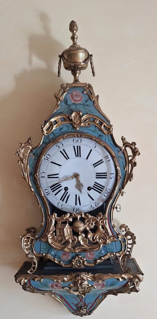 Grand cartel et sa console en bois peint à fond verdâtre