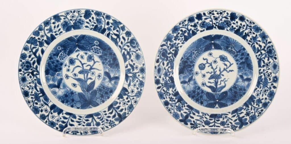 Paire d'assiettes en porcelaine de Chine à décor en bleu sous couverte