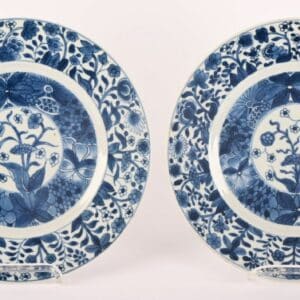 Paire d'assiettes en porcelaine de Chine à décor en bleu sous couverte