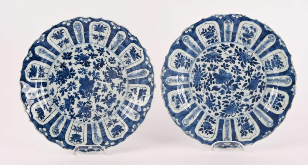 Paire d'assiettes en porcelaine de Chine au décor Wanli.