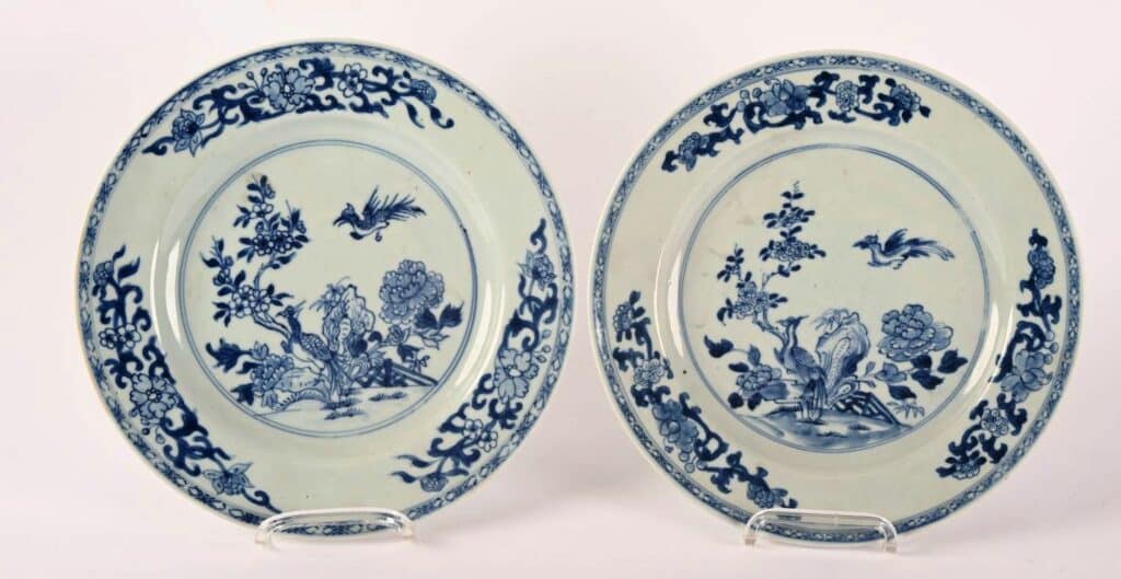 Paire d'assiettes en porcelaine de chine à décor de phénix