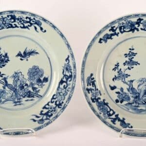 Paire d'assiettes en porcelaine de chine à décor de phénix