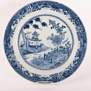 Plat en porcelaine de Chine à décor de pagode