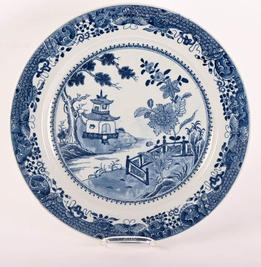 Plat en porcelaine de Chine à décor de pagode
