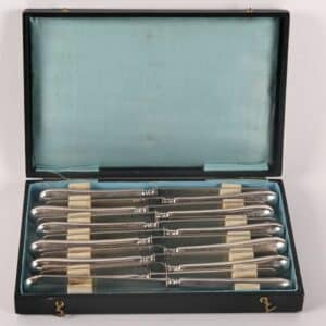 Belle suite de 12 couteaux à dessert en argent 800 armoriés.