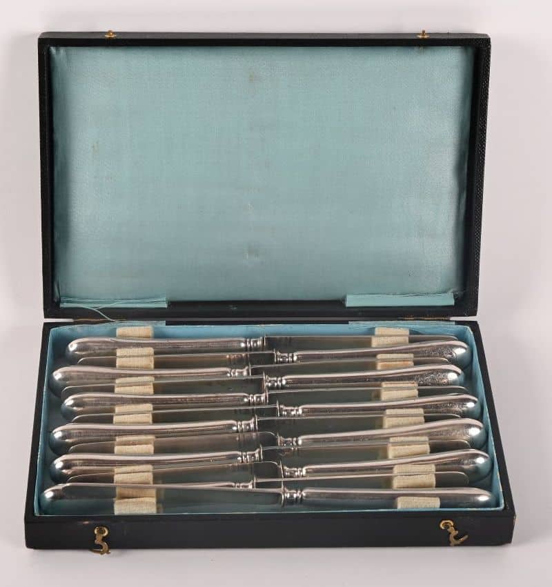 Belle suite de 12 couteaux à dessert en argent 800 armoriés.