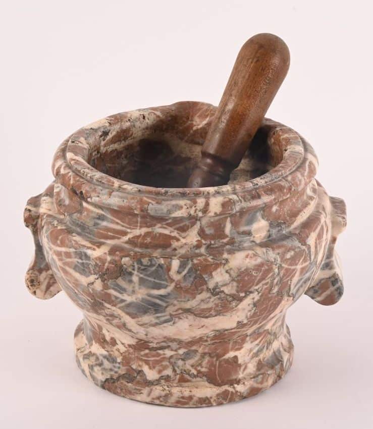 Mortier XVIIIème siècle en marbre Saint-Remy et son pillon.