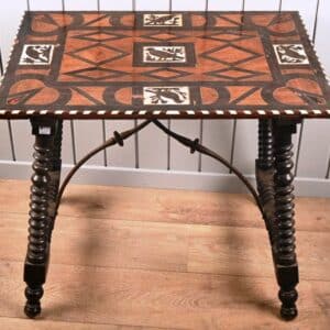 Table XVIIème siècle à tablette en marqueterie de palissandre et d'oiseaux sur fond d'os.