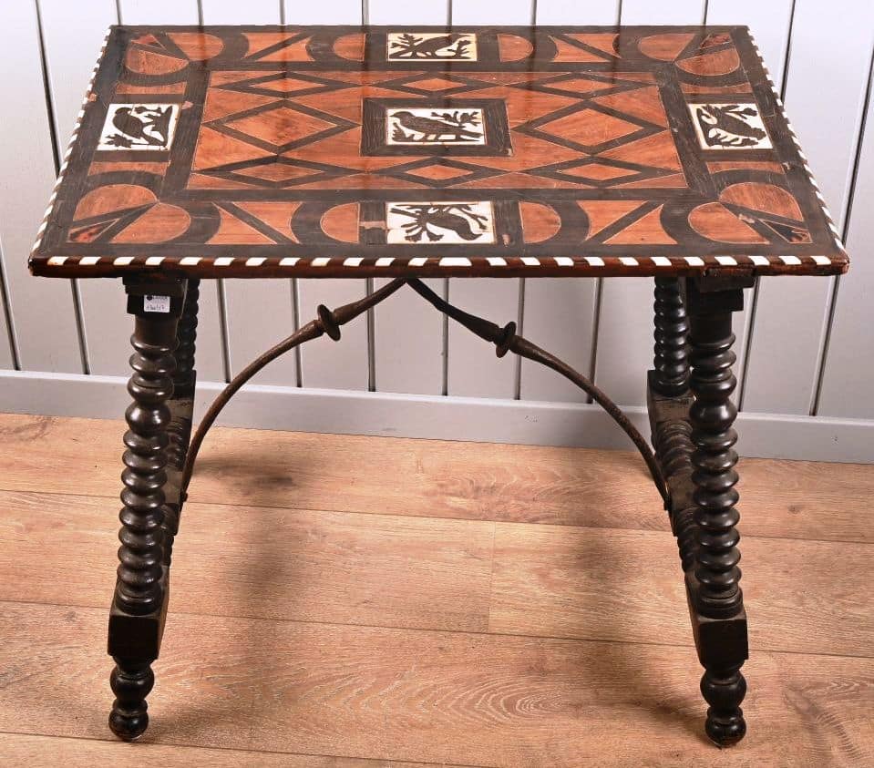 Table XVIIème siècle à tablette en marqueterie de palissandre et d'oiseaux sur fond d'os.