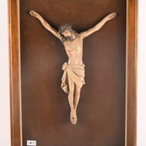 Christ en croix en bois sculpté et peint.