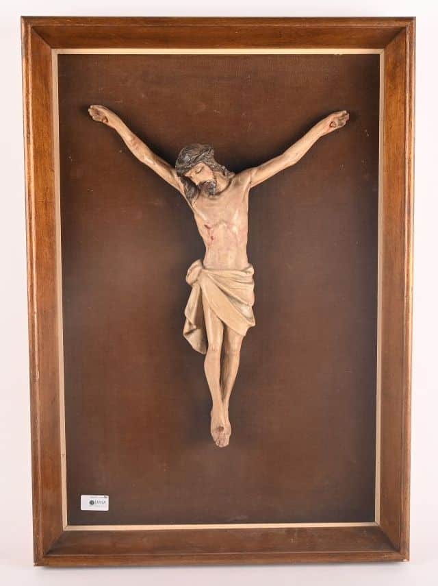 Christ en croix en bois sculpté et peint.