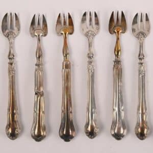 Belle suite de 12 fourchettes à huître en argent 800.