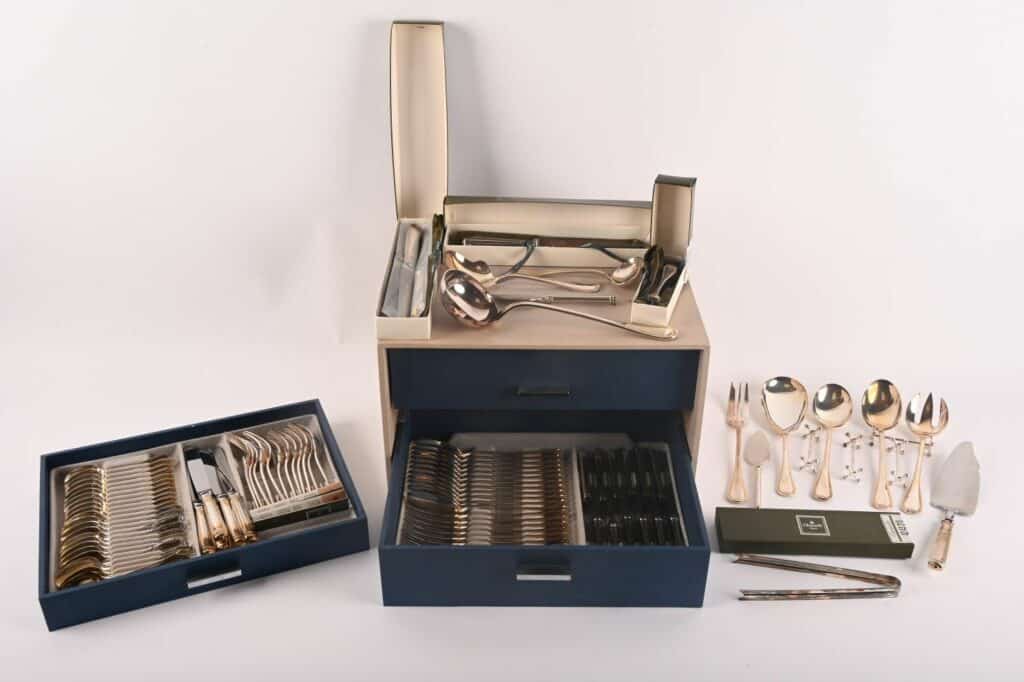 Partie de ménagère en métal argenté Christofle modèle " Malmaison".