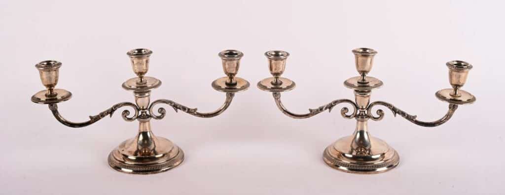Paire de candélabres en argent 835 à trois points de lumière.