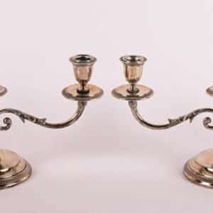 Paire de candélabres en argent 835 à trois points de lumière.