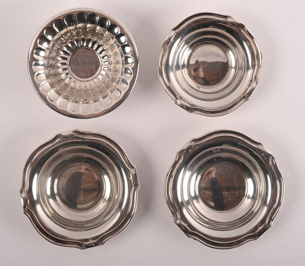 Suite de quatre coupelles en argent 800