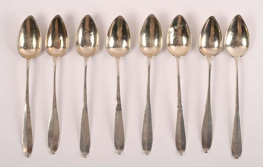 Suite de huit cuillères en argent