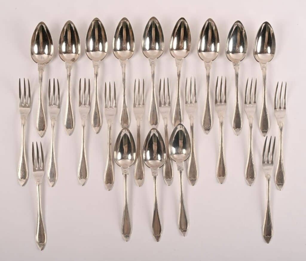 Suite de 12 cuillères et douze fourchettes