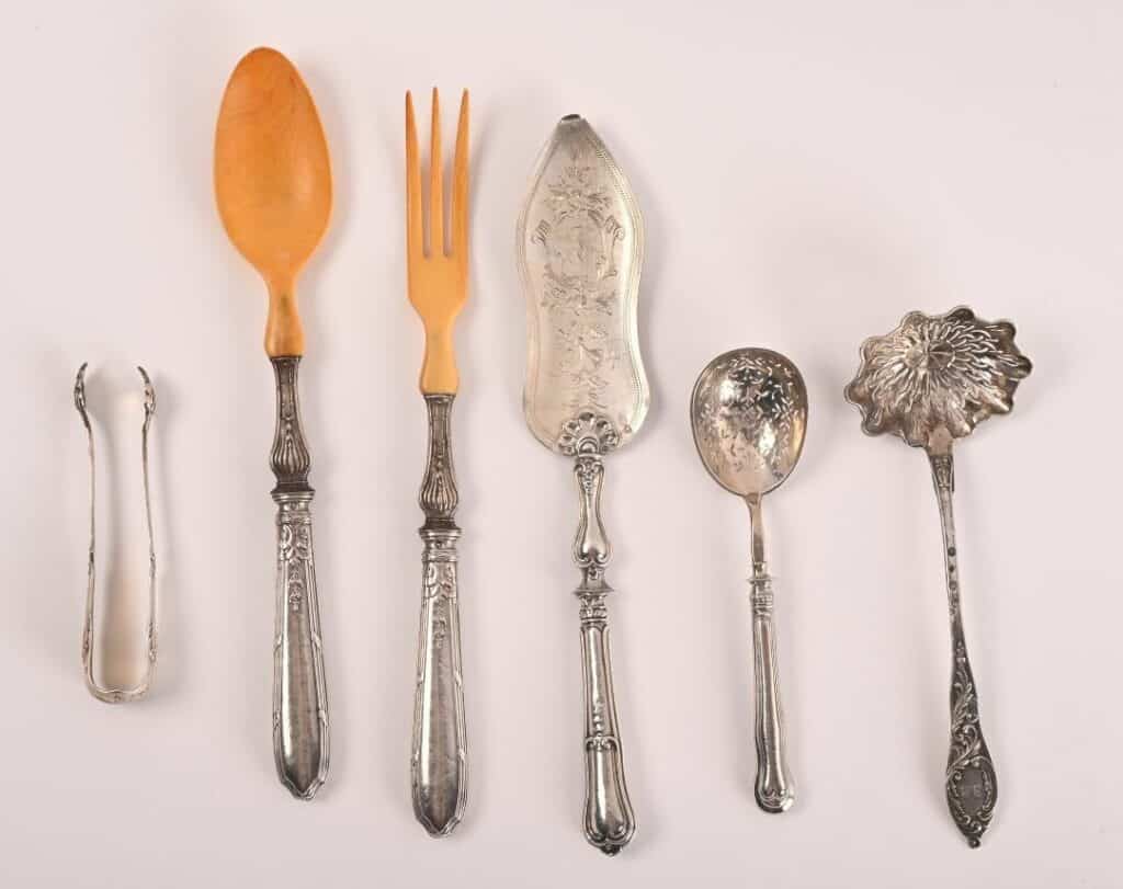 Réunion de couverts à servir