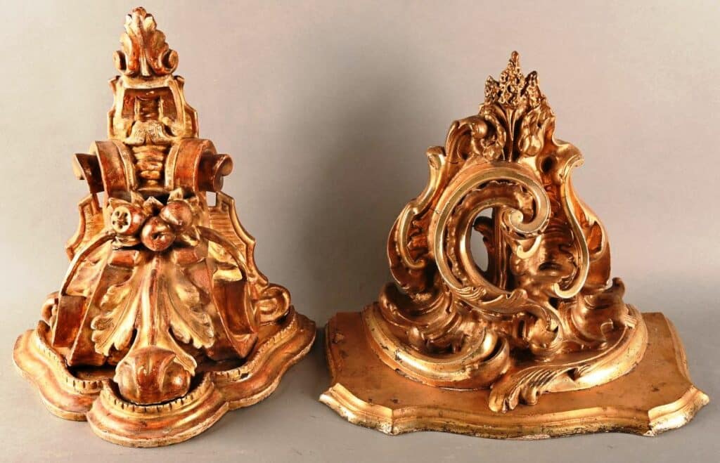 Deux consoles d'applique