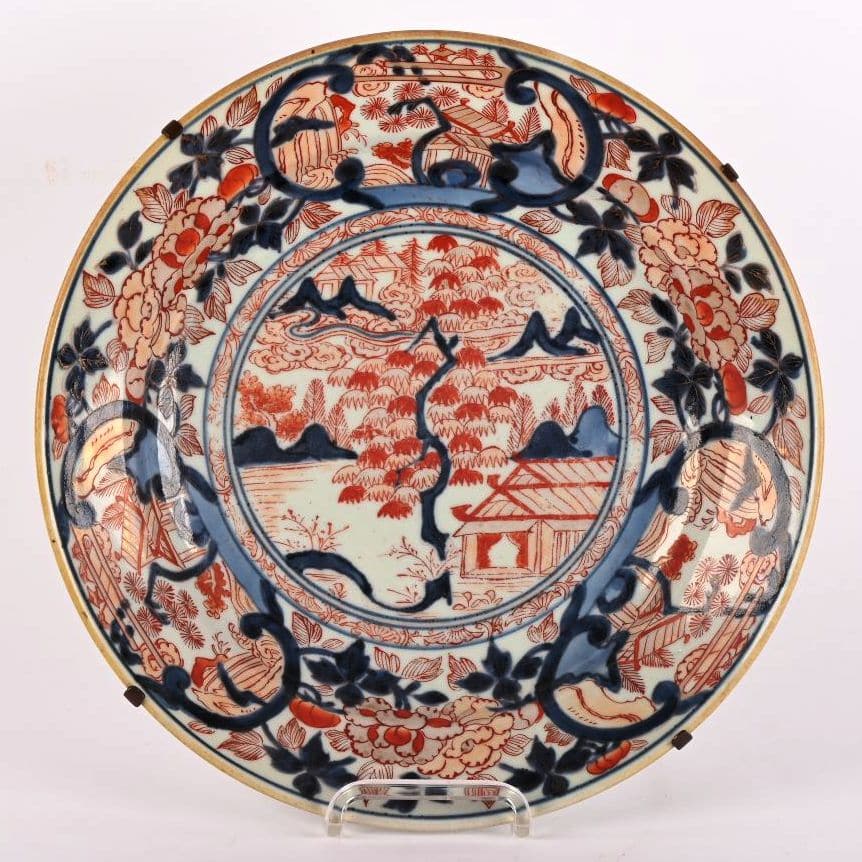Plat Imari à décor d'une pagode