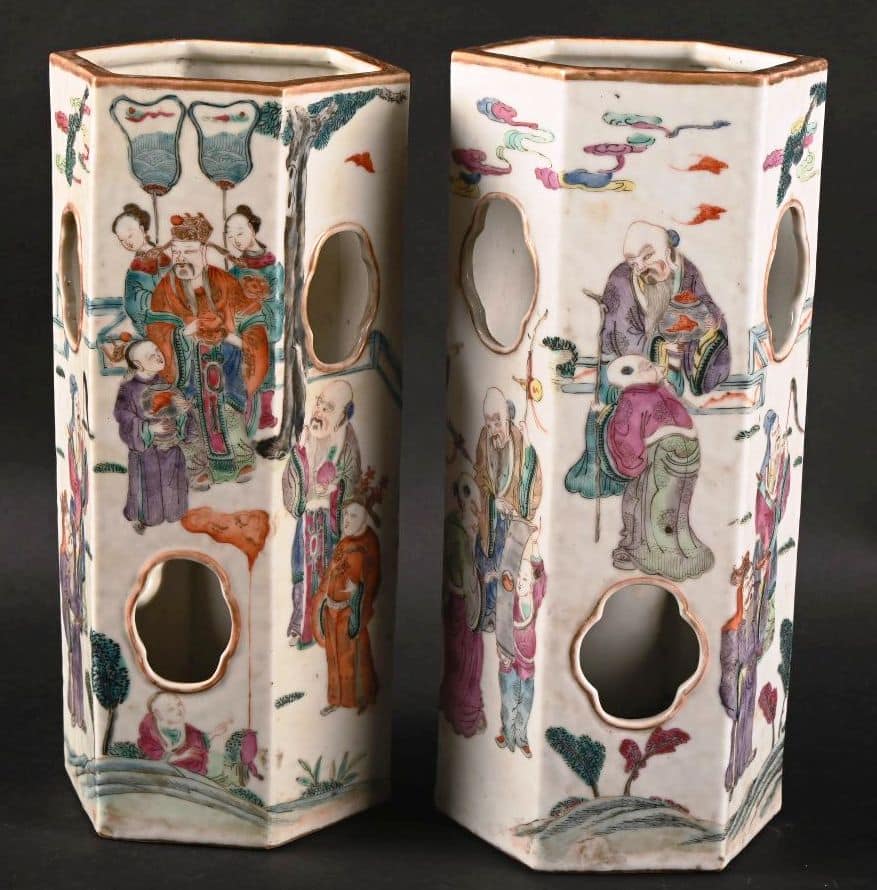 Paire de portes-chapeaux en porcelain