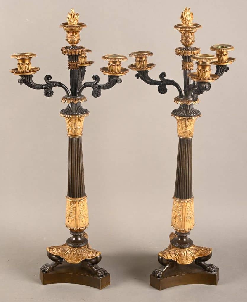 Paire de candélabres en bronze doré et patiné à quatre points de lumière d'époque Restauration.