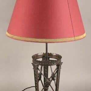 Porte ananas en bronze patiné monté en lampe.