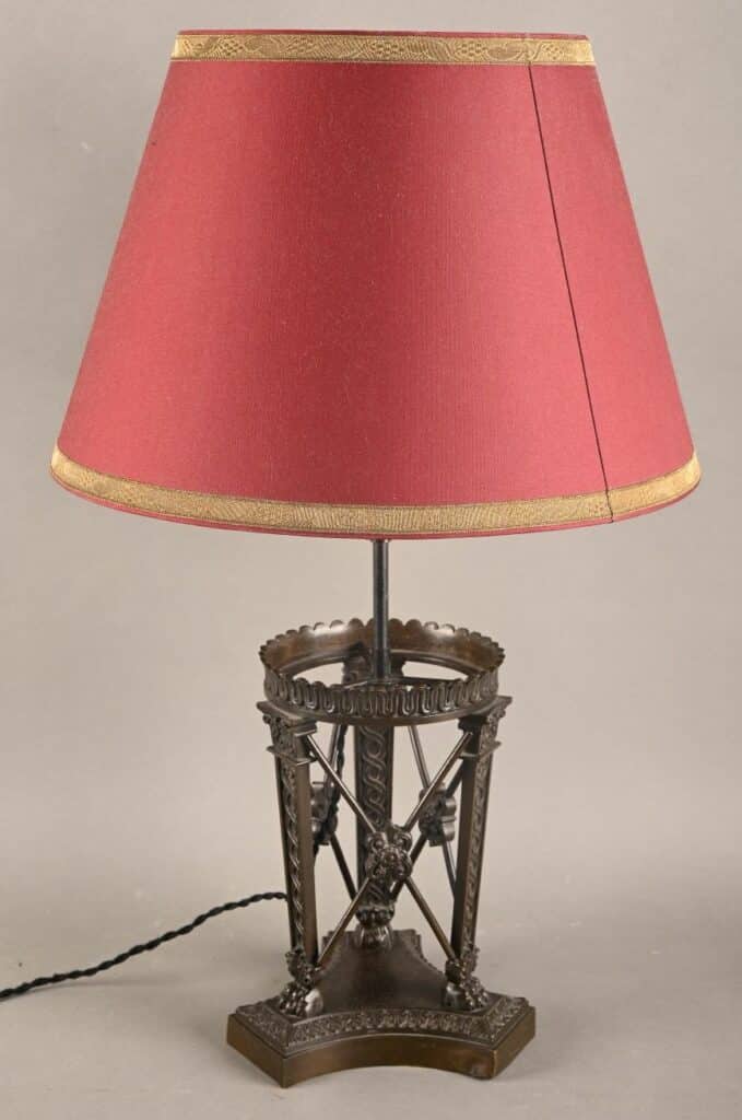 Porte ananas en bronze patiné monté en lampe.